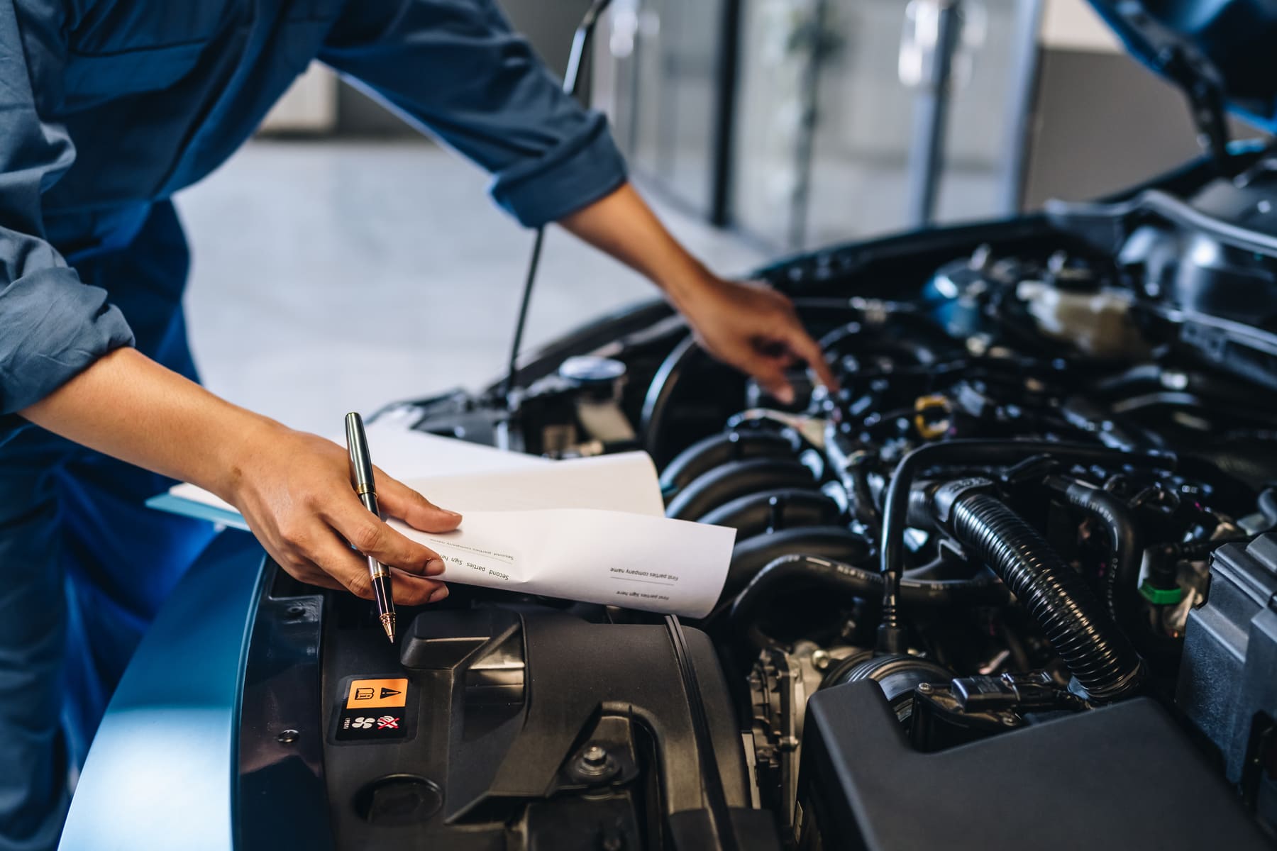 Kfz-Gutachter bei der Fahrzeugbesichtigung in Düsseldorf